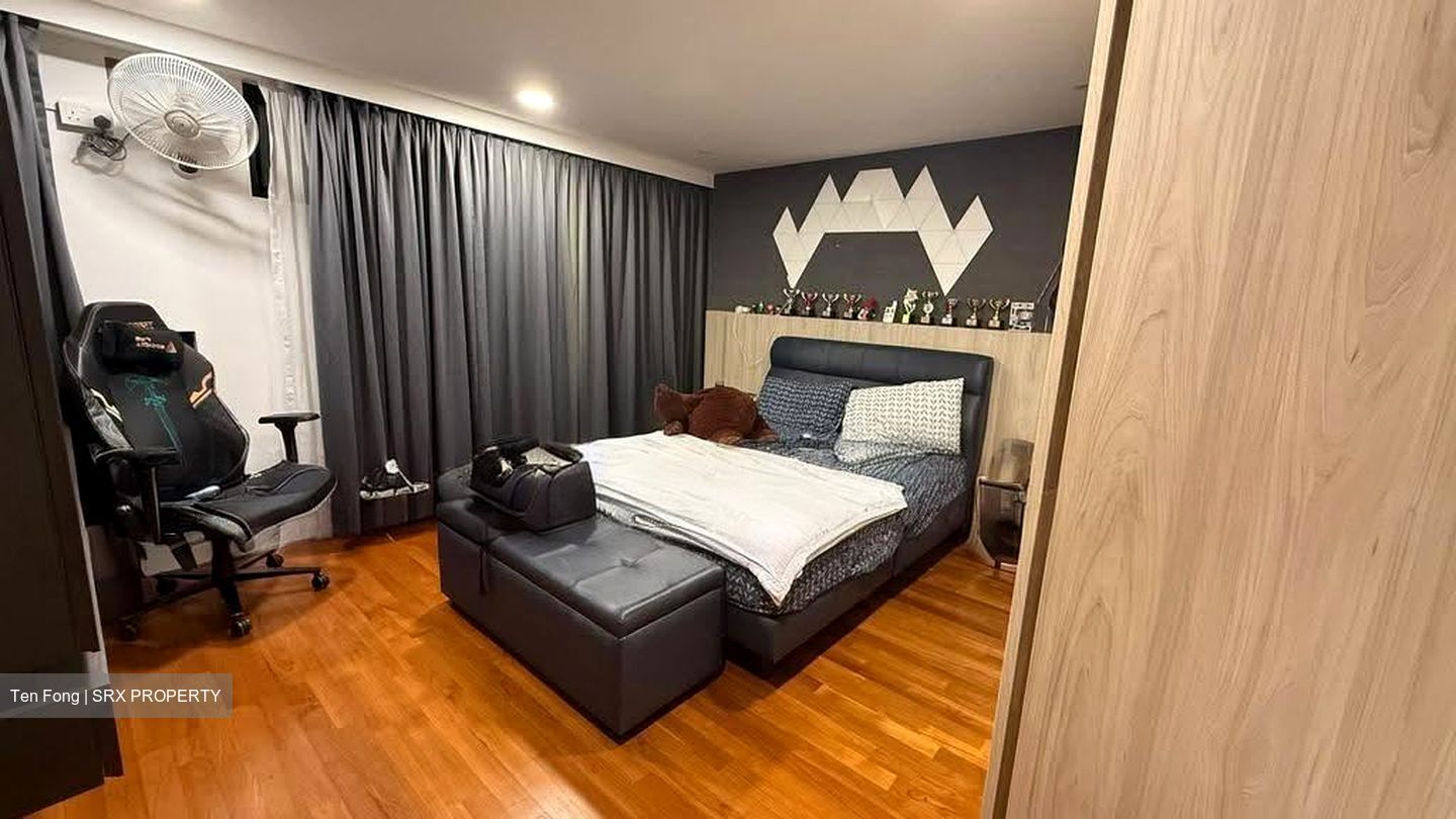Still Road (D15), Terrace #637299131